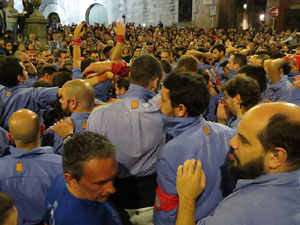 Fires 2019. Pujada d'un pilar per les escales de la Catedral, a càrrec dels Marrecs de Salt