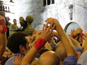 Fires 2019. Pujada d'un pilar per les escales de la Catedral, a càrrec dels Marrecs de Salt