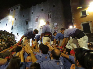 Fires 2019. Pujada d'un pilar per les escales de la Catedral, a càrrec dels Marrecs de Salt