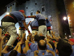 Fires 2019. Pujada d'un pilar per les escales de la Catedral, a càrrec dels Marrecs de Salt