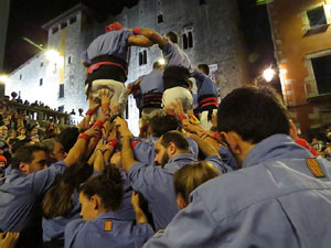 Fires 2019. Pujada d'un pilar per les escales de la Catedral, a càrrec dels Marrecs de Salt