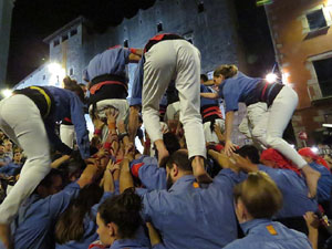 Fires 2019. Pujada d'un pilar per les escales de la Catedral, a càrrec dels Marrecs de Salt