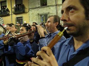 Fires 2019. Pujada d'un pilar per les escales de la Catedral, a càrrec dels Marrecs de Salt