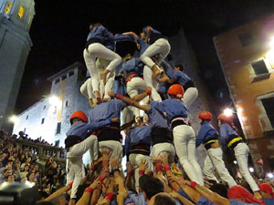 Fires 2019. Pujada d'un pilar per les escales de la Catedral, a càrrec dels Marrecs de Salt