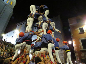 Fires 2019. Pujada d'un pilar per les escales de la Catedral, a càrrec dels Marrecs de Salt