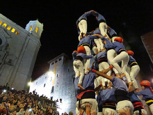 Fires 2019. Pujada d'un pilar per les escales de la Catedral, a càrrec dels Marrecs de Salt