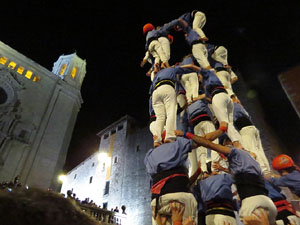 Fires 2019. Pujada d'un pilar per les escales de la Catedral, a càrrec dels Marrecs de Salt