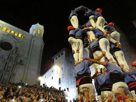 Fires 2019. Pujada d'un pilar per les escales de la Catedral, a càrrec dels Marrecs de Salt