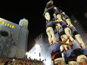 Fires 2019. Pujada d'un pilar per les escales de la Catedral, a càrrec dels Marrecs de Salt