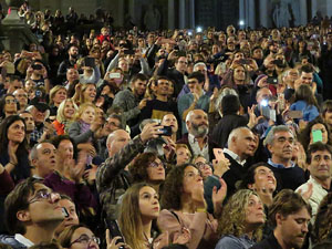 Fires 2019. Pujada d'un pilar per les escales de la Catedral, a càrrec dels Marrecs de Salt