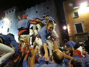 Fires 2019. Pujada d'un pilar per les escales de la Catedral, a càrrec dels Marrecs de Salt