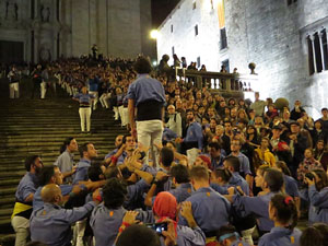 Fires 2019. Pujada d'un pilar per les escales de la Catedral, a càrrec dels Marrecs de Salt