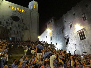 Fires 2019. Pujada d'un pilar per les escales de la Catedral, a càrrec dels Marrecs de Salt