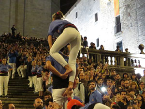 Fires 2019. Pujada d'un pilar per les escales de la Catedral, a càrrec dels Marrecs de Salt