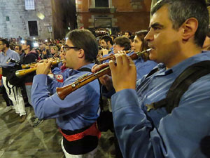 Fires 2019. Pujada d'un pilar per les escales de la Catedral, a càrrec dels Marrecs de Salt