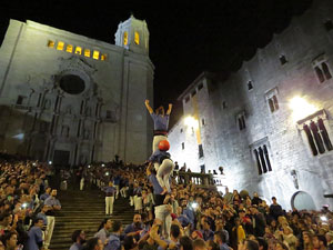 Fires 2019. Pujada d'un pilar per les escales de la Catedral, a càrrec dels Marrecs de Salt