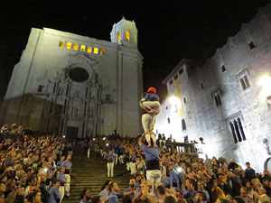 Fires 2019. Pujada d'un pilar per les escales de la Catedral, a càrrec dels Marrecs de Salt