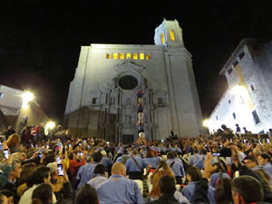 Fires 2019. Pujada d'un pilar per les escales de la Catedral, a càrrec dels Marrecs de Salt