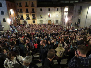 Fires 2019. Pujada d'un pilar per les escales de la Catedral, a càrrec dels Marrecs de Salt