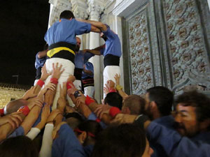 Fires 2019. Pujada d'un pilar per les escales de la Catedral, a càrrec dels Marrecs de Salt