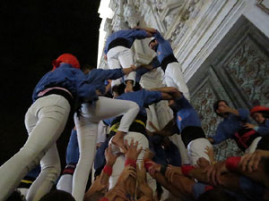 Fires 2019. Pujada d'un pilar per les escales de la Catedral, a càrrec dels Marrecs de Salt