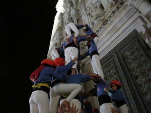 Fires 2019. Pujada d'un pilar per les escales de la Catedral, a càrrec dels Marrecs de Salt