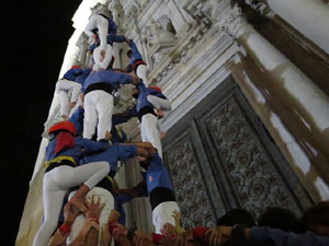 Fires 2019. Pujada d'un pilar per les escales de la Catedral, a càrrec dels Marrecs de Salt