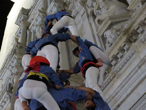 Fires 2019. Pujada d'un pilar per les escales de la Catedral, a càrrec dels Marrecs de Salt