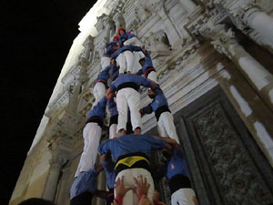 Fires 2019. Pujada d'un pilar per les escales de la Catedral, a càrrec dels Marrecs de Salt