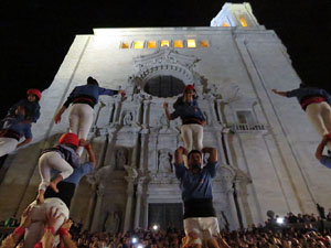 Fires 2019. Pujada d'un pilar per les escales de la Catedral, a càrrec dels Marrecs de Salt