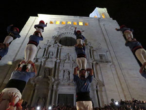 Fires 2019. Pujada d'un pilar per les escales de la Catedral, a càrrec dels Marrecs de Salt