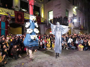 Fires 2019. Preg&oacute; de Fires. Entrada i ballades de capgrossos, gegants i far&agrave;ndula a la pla&ccedil;a del Vi