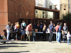 Fires 2019. Taller 'Fes la teva Mosca', organitzat per l'associació Baba BabarotaSardanistes amb la cobla Ciutat de Girona a la plaça de Francesc Calvet i Rubalcaba