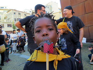 Fires 2019. Taller 'Fes la teva Mosca', organitzat per l'associació Baba BabarotaSardanistes amb la cobla Ciutat de Girona a la plaça de Francesc Calvet i Rubalcaba