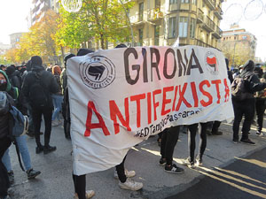 Manifestaci&oacute; antifeixista a la pla&ccedil;a de l'U d'octubre contra la convocat&ograve;ria de SCC de celebraci&oacute; de la Constituci&oacute; espanyola