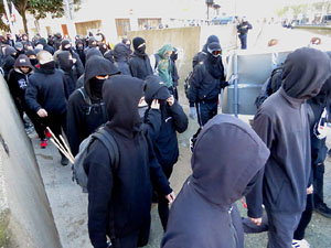 Manifestaci&oacute; antifeixista a la pla&ccedil;a de l'U d'octubre contra la convocat&ograve;ria de SCC de celebraci&oacute; de la Constituci&oacute; espanyola