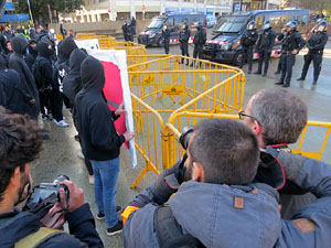 Manifestaci&oacute; antifeixista a la pla&ccedil;a de l'U d'octubre contra la convocat&ograve;ria de SCC de celebraci&oacute; de la Constituci&oacute; espanyola
