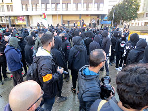 Manifestaci&oacute; antifeixista a la pla&ccedil;a de l'U d'octubre contra la convocat&ograve;ria de SCC de celebraci&oacute; de la Constituci&oacute; espanyola