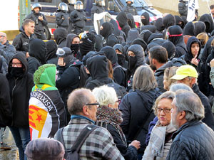 Manifestaci&oacute; antifeixista a la pla&ccedil;a de l'U d'octubre contra la convocat&ograve;ria de SCC de celebraci&oacute; de la Constituci&oacute; espanyola
