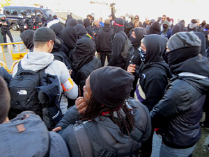 Manifestaci&oacute; antifeixista a la pla&ccedil;a de l'U d'octubre contra la convocat&ograve;ria de SCC de celebraci&oacute; de la Constituci&oacute; espanyola