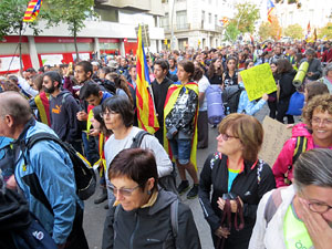 Sortida de la columna de la Marxa per la Llibertat des de la plaça de l'1 d'octubre de 2017 de Girona