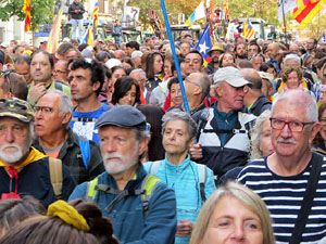 Sortida de la columna de la Marxa per la Llibertat des de la plaça de l'1 d'octubre de 2017 de Girona