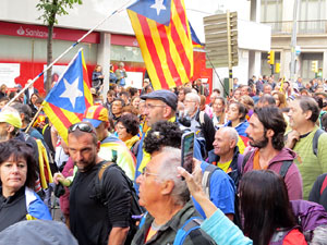 Sortida de la columna de la Marxa per la Llibertat des de la plaça de l'1 d'octubre de 2017 de Girona