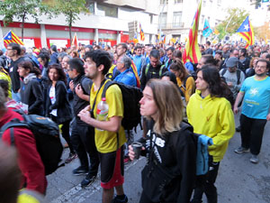 Sortida de la columna de la Marxa per la Llibertat des de la pla&ccedil;a de l'1 d'octubre de 2017 de Girona