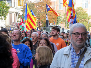 Sortida de la columna de la Marxa per la Llibertat des de la pla&ccedil;a de l'1 d'octubre de 2017 de Girona