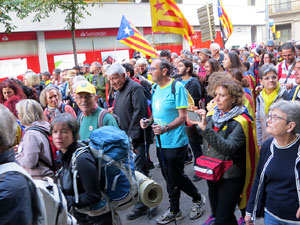 Sortida de la columna de la Marxa per la Llibertat des de la pla&ccedil;a de l'1 d'octubre de 2017 de Girona