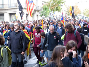 Sortida de la columna de la Marxa per la Llibertat des de la pla&ccedil;a de l'1 d'octubre de 2017 de Girona