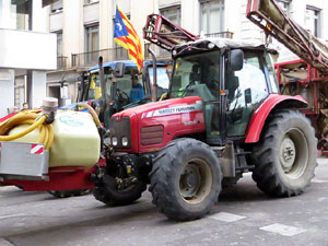 Sortida de la columna de la Marxa per la Llibertat des de la pla&ccedil;a de l'1 d'octubre de 2017 de Girona