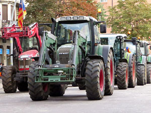Sortida de la columna de la Marxa per la Llibertat des de la pla&ccedil;a de l'1 d'octubre de 2017 de Girona