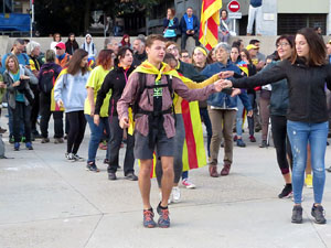 Sortida de la columna de la Marxa per la Llibertat des de la plaça de l'1 d'octubre de 2017 de Girona